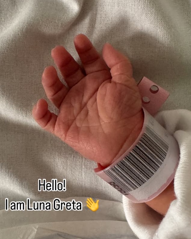 Megszületett Osvárt Andrea kislánya