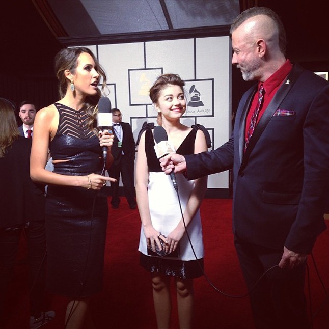 Sarah Hyland épp interjút ad.