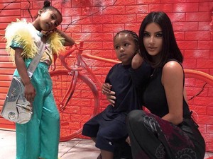 Kim Kardashian megmutatta, milyen nehézséggel jár, ha valakinek 4 gyermeke van