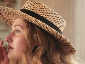 „Minden kalapra egy alkotásként tekintek” - interjú Vecsei Zsófival, aki újra divatba hozza a kalapot