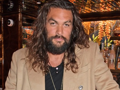 Jason Momoa Elvis Presley-ként egészen szürreális látvány