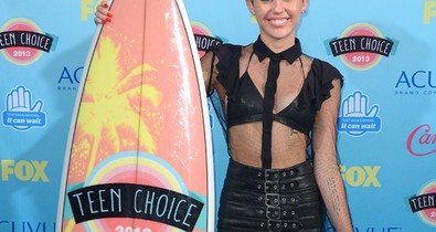 Miley Cyrus bőrmelltartós Saint Laurent szerelése