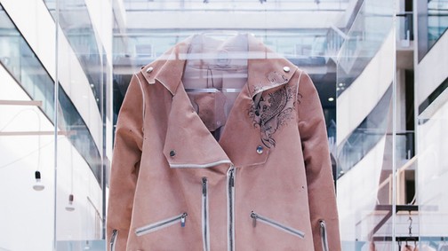 Bizarr! A halott divattervező bőréből készül táska és kabát!