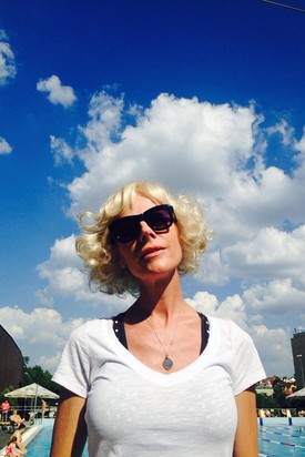 Véger Fibinek eszméletlenül jól áll a szőke Marilynes frizura.