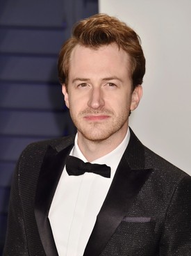 A 42 éves Joseph Mazzello mindössze tíz éves volt, amikor 1993-ban szerepet kapott a Jurassic Parkban, ahol Lex öccsét alakította és ezzel elindult sikeres filmes karrierje. Legutóbbi filmszerepében az Oscar-díjas Bohém Rapszódia című filmben láthattuk: a Queen rockegyüttes basszusgitárosát, John Deacont alakította.