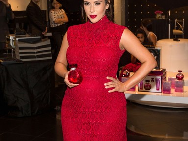 Vörös csipkében Kim Kardashian