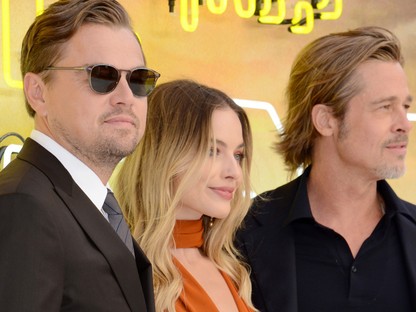 Margot Robbie gyönyörű, de hiába ha ott áll mellette a két legsármosabb férfi, Brad és Leo