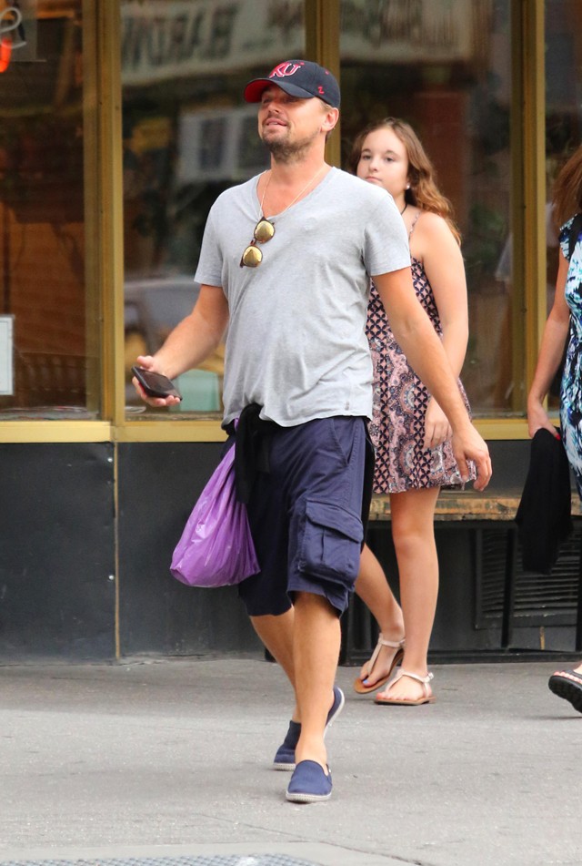 Leonardo DiCaprio lila nejlonszatyorral bizarr trendet diktál