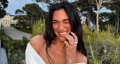 Dua Lipa pikáns szettjétől a lélegzeted is eláll, nem akármilyen darabot vállalt be a vörös szőnyegen