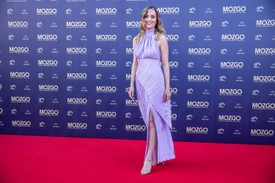 Hermányi Mariann színésznő egy levendula lila alkalmi szettben vonult be a Nora Sarman legújabb kollekciójából, amelynek sziluettje szoborszerű, antik hatást keltett