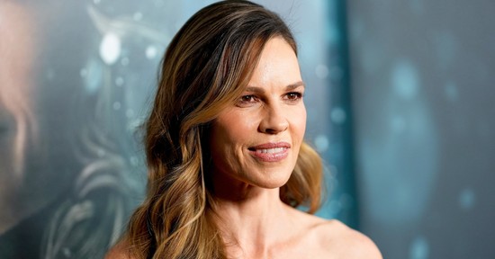 A várandós Hilary Swank megvillantotta gömbölyödő pocakját, az 52 éves színésznő valami álomszép kismama