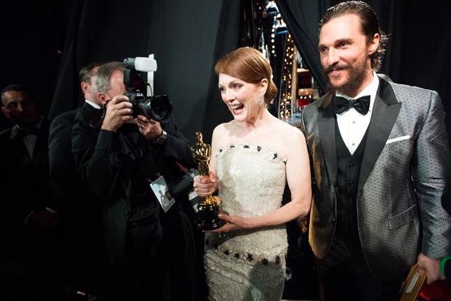 Julianne Moore nagyon örül a jól megérdemelt Oscar díjának Matthew McConaughey mellett.