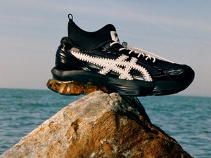 Nanushka x ASICS: itt a magyar divatmárka első sneakere limitált kiadásban
