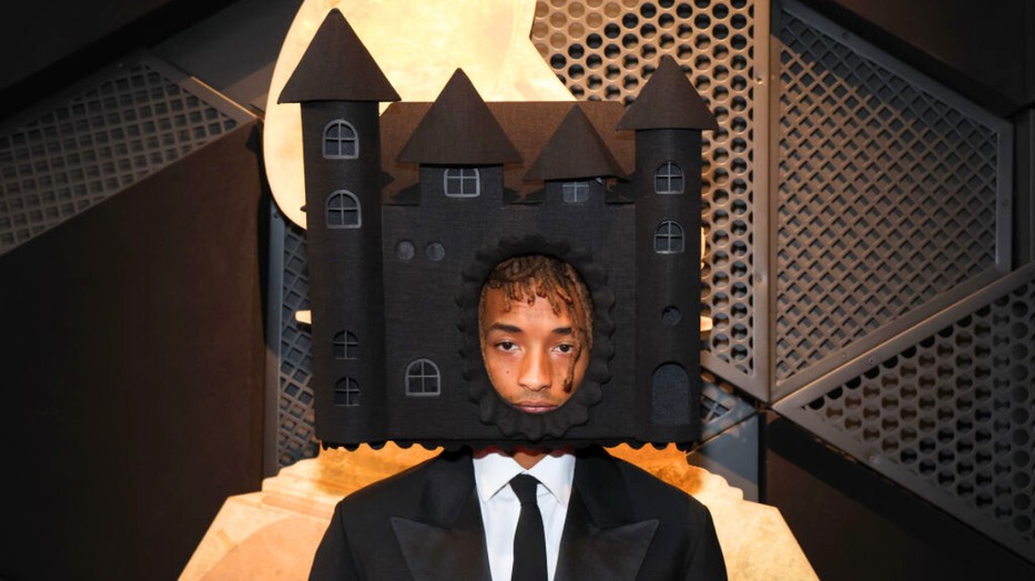 Will Smith fia, Jaden Smith az Abodi Dóra által tervezett fejdísszel a Grammy-díjátadón
