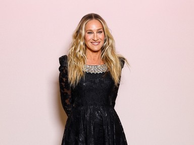A 60 éves Sarah Jessica Parker élete leglátványosabb ruhájában tündökölt a vörös szőnyegen