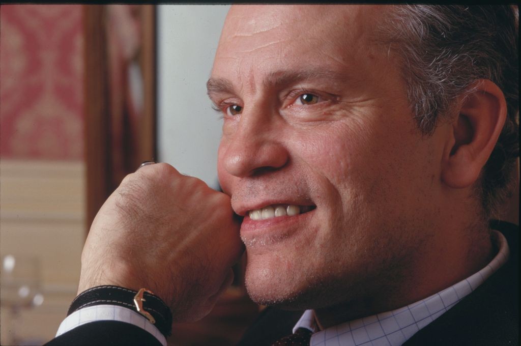 A gondolatok mögötti vonzerő (2000): Owen Franken elkapott, félprofilos portréja egy egészen intim és barátságos oldaláról mutatja be John Malkovich-ot. Bár a vonásain már halványan felsejlenek a későbbi, tekintélyt parancsoló és érett karakter színészének jegyei, az elgondolkodó póz és a huncut félmosoly mégis tökéletesen megőrzi azt a közvetlen, intellektuális vonzerőt, amiért a közönség már a pályája kezdetén is rajongott. Ez a kép remek átmenet a lázadó fiatalság és aközött a stílusikon között, akivé az évek során vált a színész.