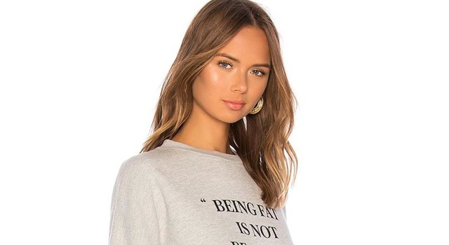 Megbotránkoztató felirattal minősítette a kövér embereket a Revolve divatmárka