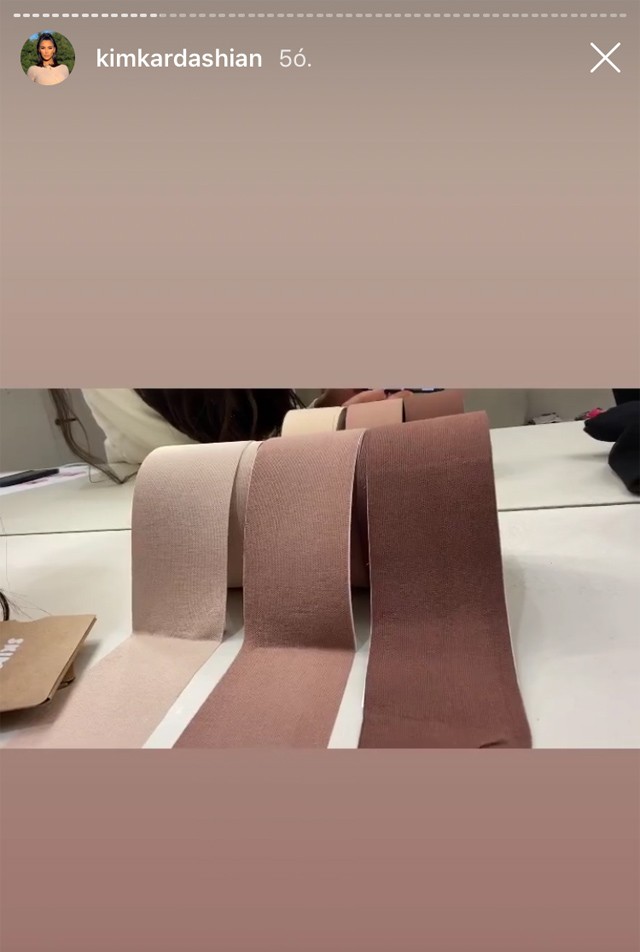Kim Kardashian mellragasztó-szalagjai