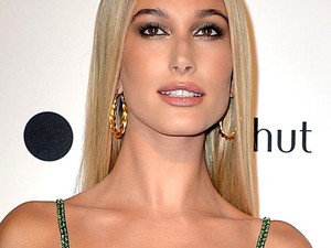 Hailey Baldwin új frizurával, Justin Bieber nélkül vonult a vörös szőnyegen