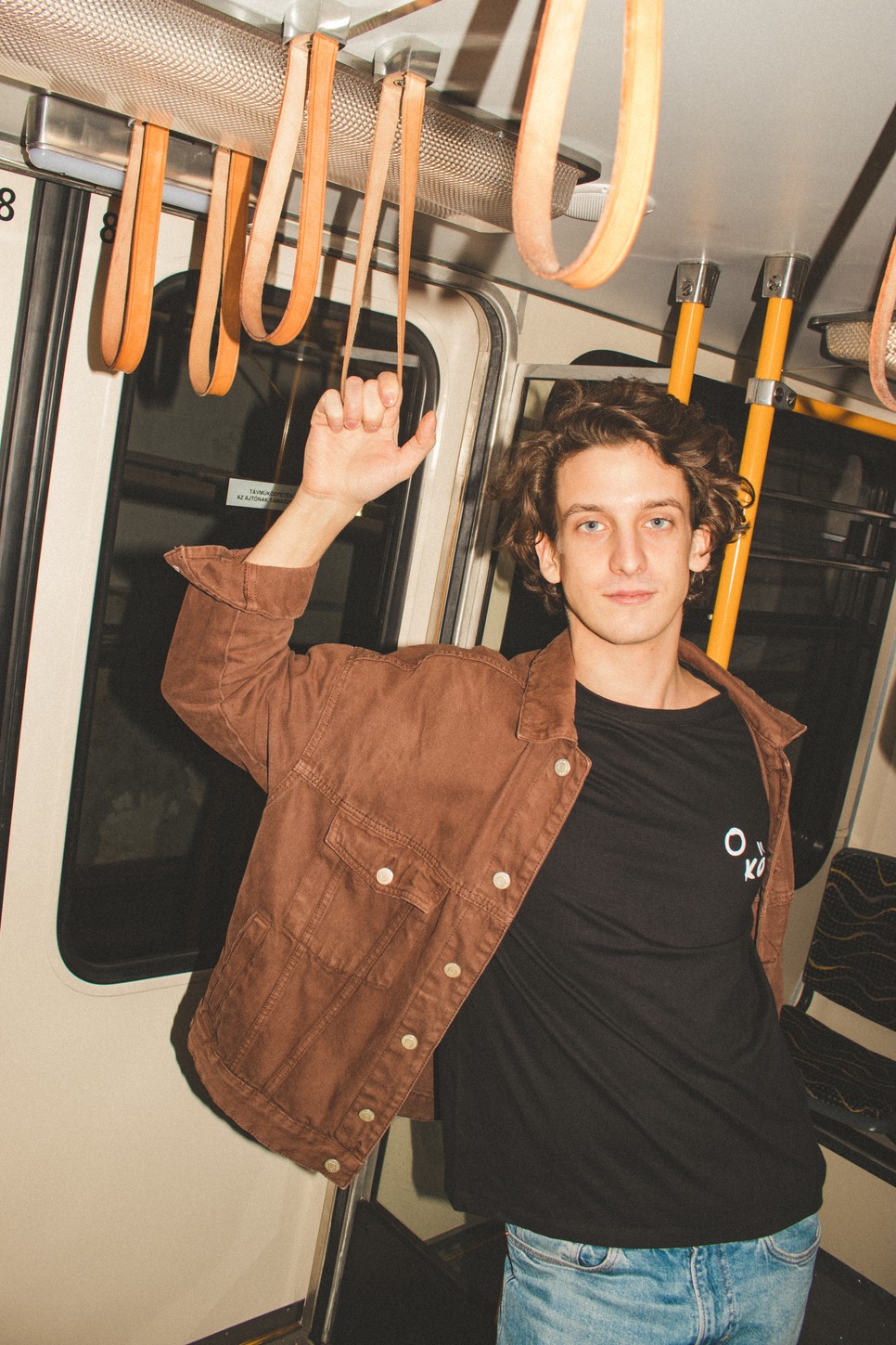 Korosztálya egyik legígéretesebb zenés színészeként Dávid most kezd igazán megismerkedni a közönséggel.