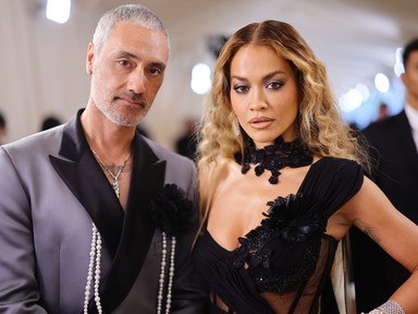 Rita Ora áttetsző ruhában ment férjhez, végre nyilvánosak a fotók