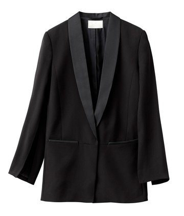 Klasszikus szmokingzakó egy kis csavarral, a sliccelt ujjak keleties hatást kölcsönöznek.