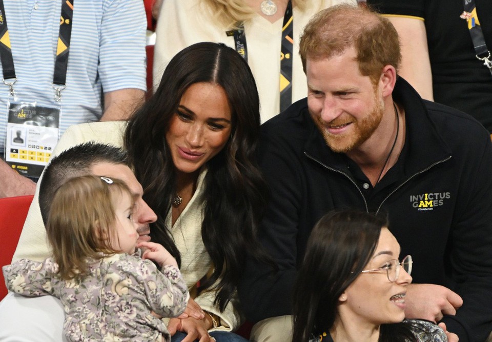  A hercegi pár jut ideje egy kis barátkozásra a legkisebbekkel is