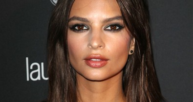 Emily Ratajkowski gyakorlatilag meztelen volt a vörös szőnyegen