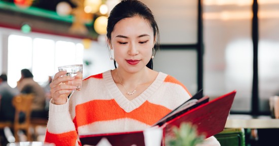 Dizájner táskák helyett a valódi luxus a tányéron kezdődik, a százezres kávé és a milliós dinnye csak a kezdet