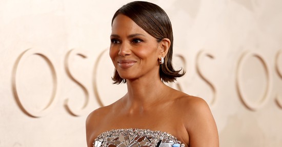 Halle Berry meztelenfelsője maga az álom: a színésznő ruhája egyszerre arcpirító és meseszép