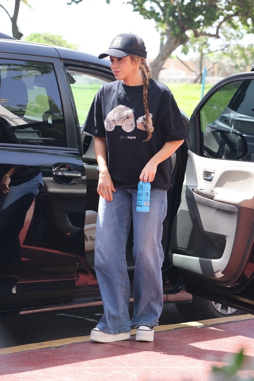 Shakira laza összeállításban érkezik egy fotózásra Miami Beach-en