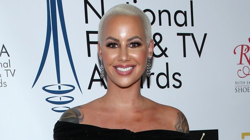 Már óriási a hasa, és a világ legfurább kismama ruhájában meg is mutatta