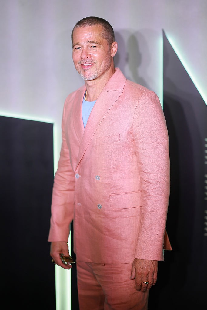 Brad Pitt rövid hajjal, lazacszínű öltönyben jelent meg új filmje mexikói premierjén