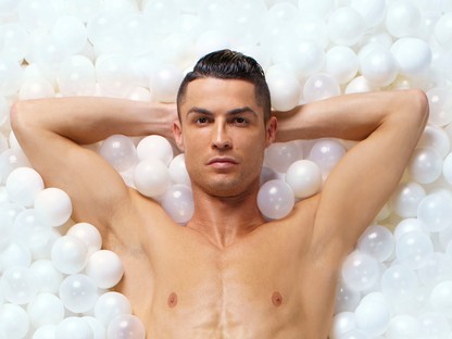 Zárd a munkahetet a kisgatyás Cristiano Ronaldo kockáinak számolgatásával