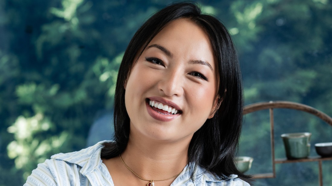 Li Mengyi építészmérnöki tanulmányai után interkulturális üzletépítéssel foglalkozott, majd érdeklődni kezdett a gasztronómia iránt. Nevét a Konyhafőnök című műsorban ismerte meg az ország, azóta különös hangsúlyt fektet az autentikus kínai ételek bemutatására és az interkulturális kapcsolatok erősítésére.