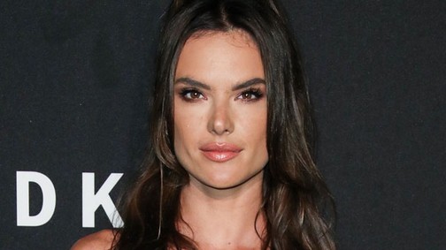 Alessandra Ambrosio időutazott, és ez a szett egyszerűen ízléstelen