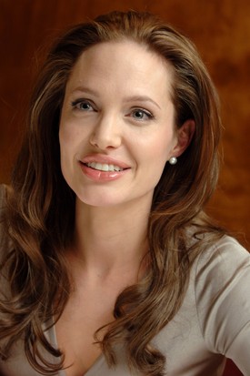 Egy 2006-ban elkapott pillanat Angelináról, de mintha még mindig csak pár évvel ezelőtti énjét látnánk. 