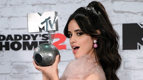 Rózsaszín bugyit villantott Camila Cabello, így lett popkirálynő
