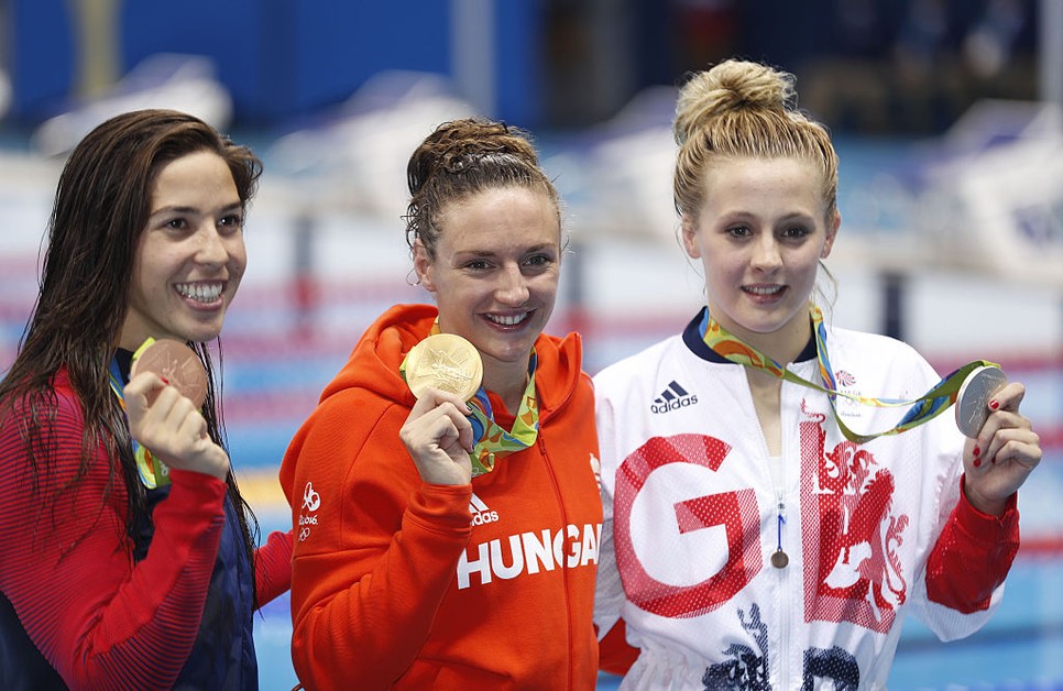 Hosszú Katinka minden idők egyik legeredményesebb női úszója Magyarországon (A képen épp a riói olimpián mutatja aranyérmét, melyet 200 vegyesben szerzett)