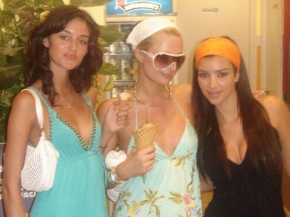 Előkerültek 2006-os fotók Kim Kardashian és Paris Hilton nyaralásáról és minden pénzt megérnek