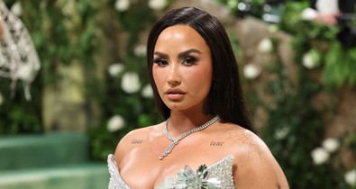 Demi Lovato férjhez ment, Vivienne Westwood menyasszonyi ruhája az egyik legkülönlegesebb, amit valaha láttunk