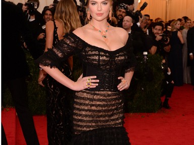 A Dolce & Gabbana is büntet, ők a kebelcsodát