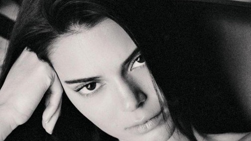 Kendall Jennernek túlságosan melege volt, nem vett fel nadrágot