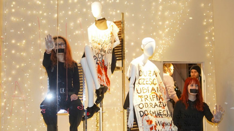 Extinction Rebellion aktivisták a varsói Zara kirakatához ragasztották magukat Black Friday napján, tiltakozva a fast fashion környezeti és társadalmi hatásai ellen. Az iparág évente 92 millió tonna textilhulladékot termel, és jelentős szerepe van a globális CO2-kibocsátásban