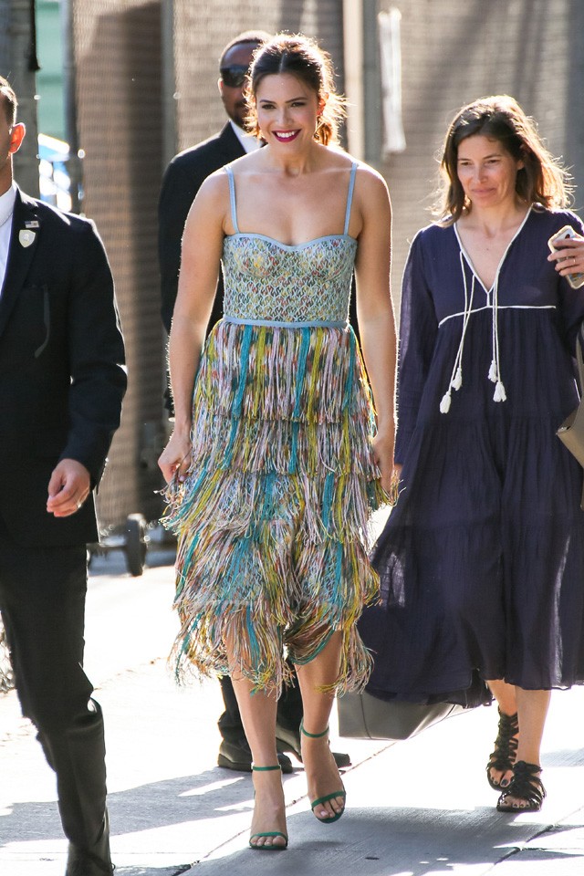 Mandy Moore remekül viseli a szezon egyik legrizikósabb trendjét: a rojtokat