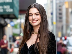 Anne Hathaway élete legmerészebb ruhájában lépett utcára, és elképesztően nézett ki benne
