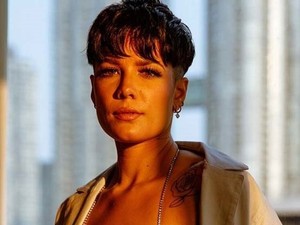 Halsey-nak mindene rózsaszín volt az AMA-gálán, még a haja is!