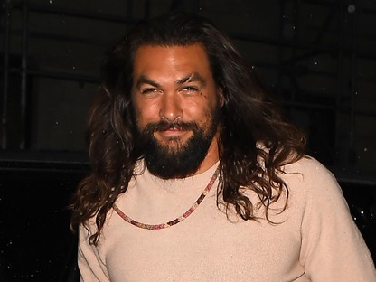 Sosem gondoltuk volna, de istenien kombinálta Jason Momoa a lilát a rózsaszínnel