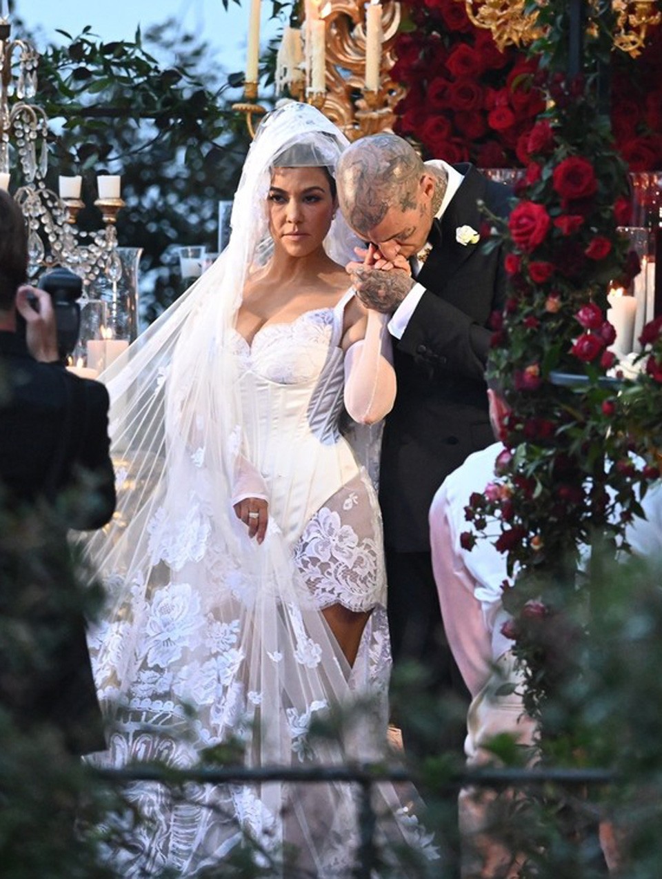 Kourtney Kardashian egy fűzőszerű Dolce & Gabanna esküvői ruhában mondta ki az igent