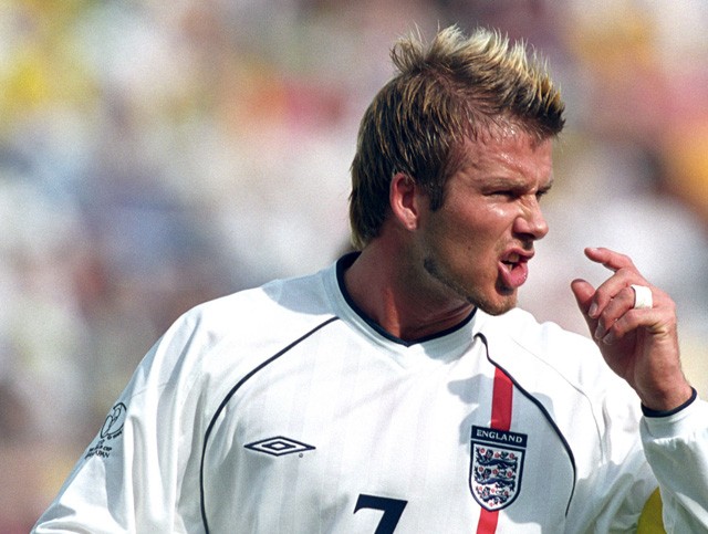 David Beckham mindig is igyekezett diktálni a divatot, ennek mostanában a napos oldalát látjuk, de a 2000-es évek elején voltak túlkapásai, például ez a borzfrizura ma már eléggé mókásnak hat, igaz akkoriban divathullámot indított el, és ami a legszebb, hogy volt egy nagy visszatérése is ennek a hajnak